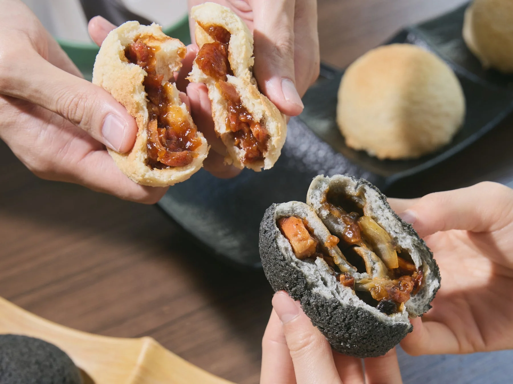 黒トリュフチキンバオとベイクドチャーシューバオの断面比較