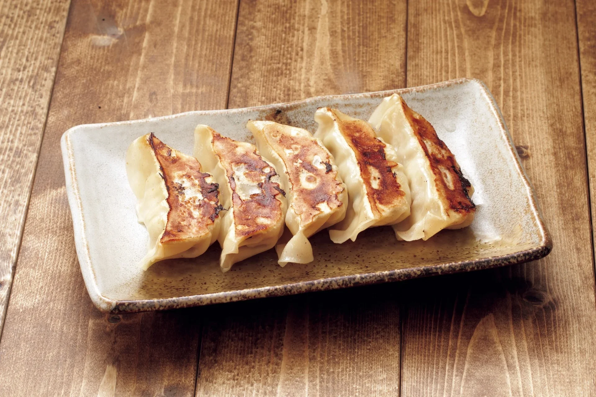 こんがりと焼き色のついた『特製餃子』が5個、皿に盛り付けられている。