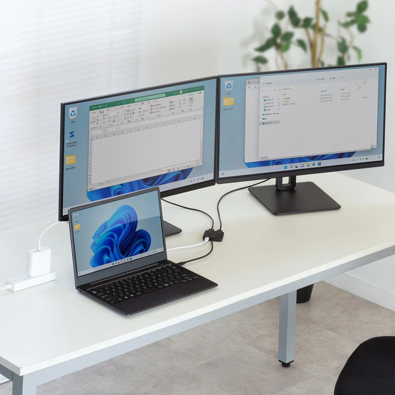 ノートパソコンから2台のHDMIディスプレイへ映像出力する様子