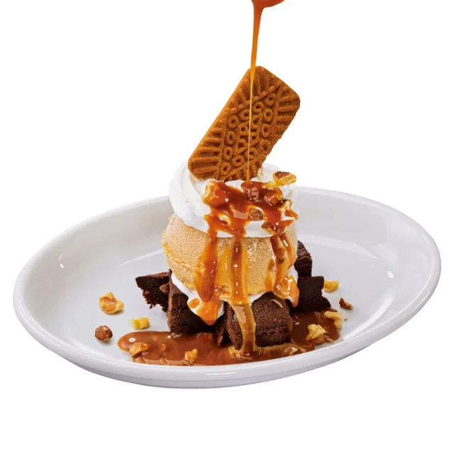 ほんのり温かいブラウニーに冷たい塩キャラメルアイスとキャラメルソースがたっぷりかかったブラウニー塩キャラメルファッジサンデー。