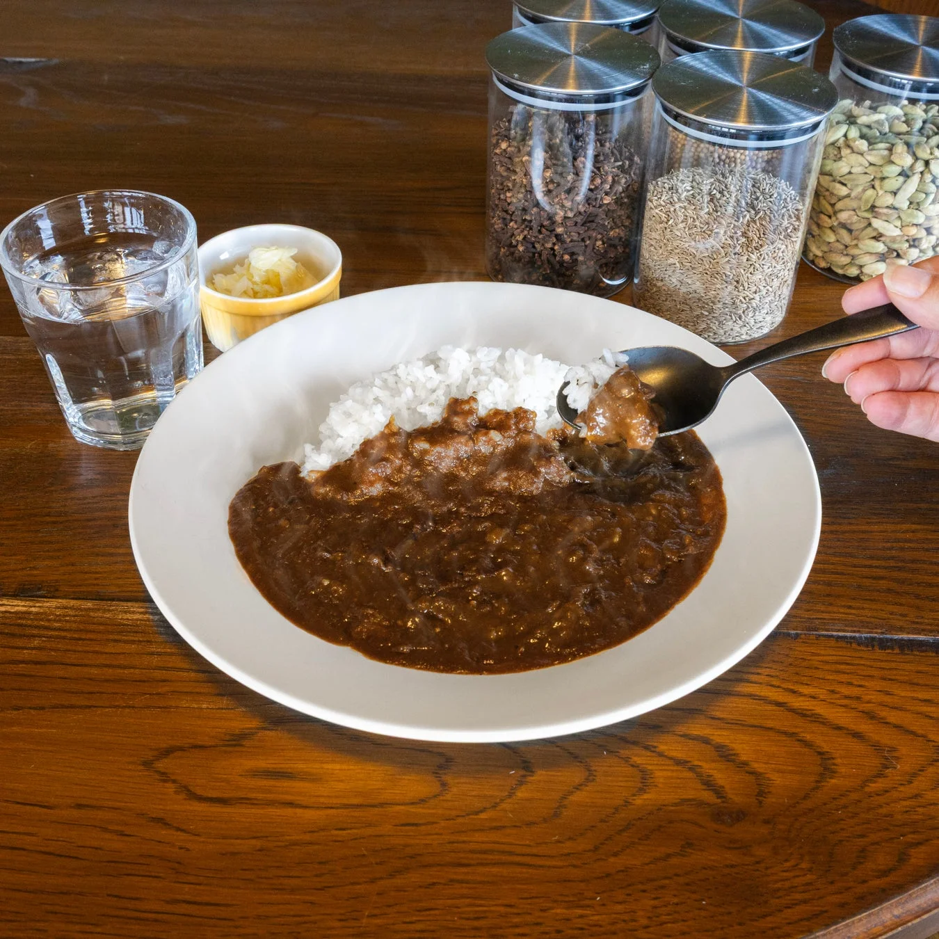 「よしもとカレー×アウトドアスパイスほりにし 中辛」を食べる様子