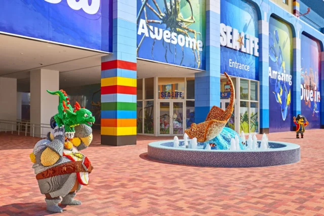 名古屋シーライフ水族館の入口とレゴブロックのオブジェ