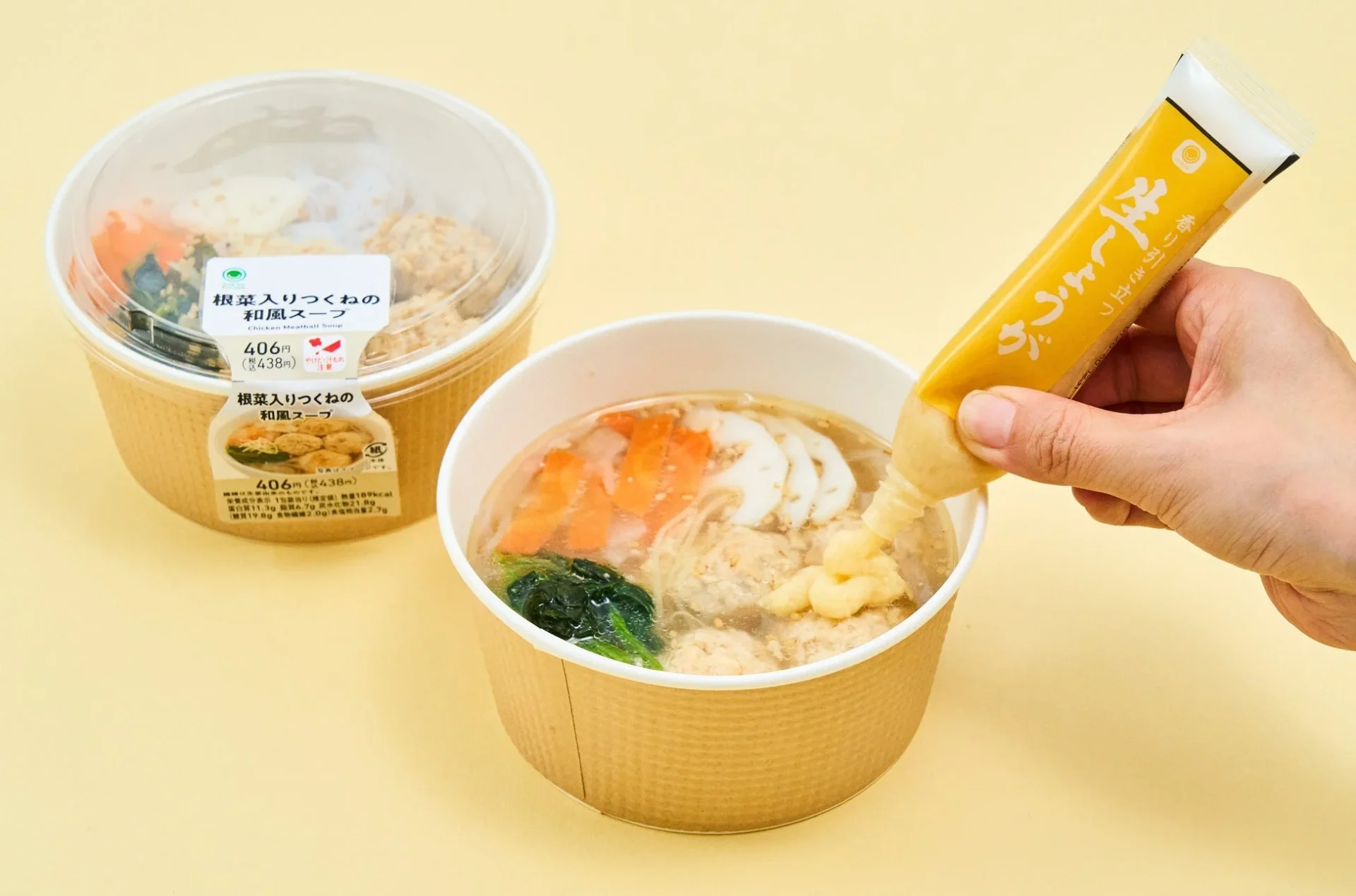 根菜入りつくねの和風スープに生姜チューブを入れる様子