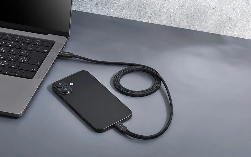 デスク上でPCとスマートフォンを接続しきれいにまとまるケーブル