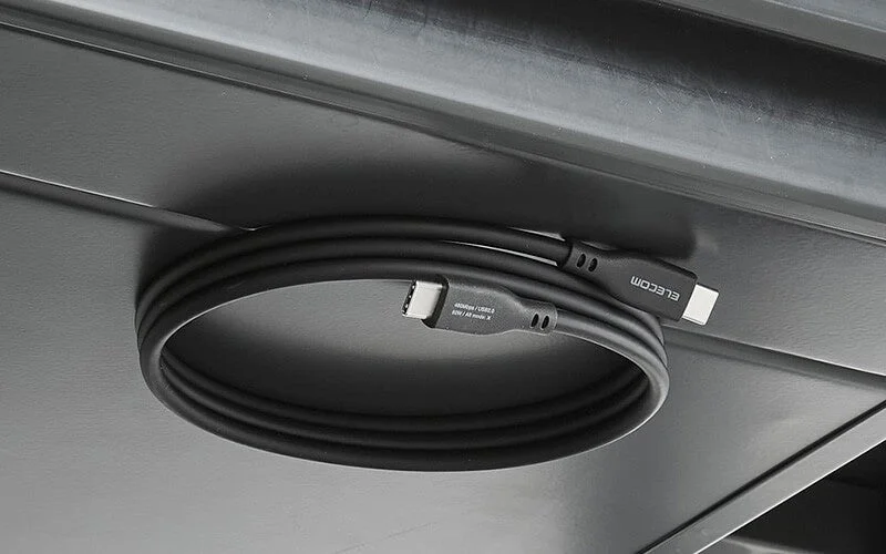 スチールデスクの裏面に吸着して固定されたUSB Type-Cケーブル