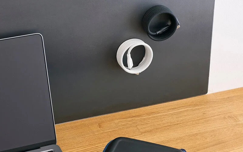 スチール製の壁に吸着して保管された白と黒のUSB Type-Cケーブル