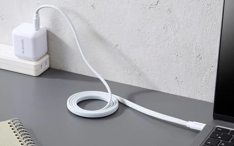 USB Power Delivery対応ケーブルでノートPCを充電する様子