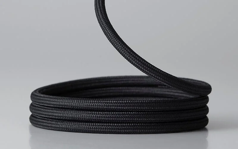 薄型フラットで耐久性に優れたフラット＆メッシュタイプのケーブル（黒と白）