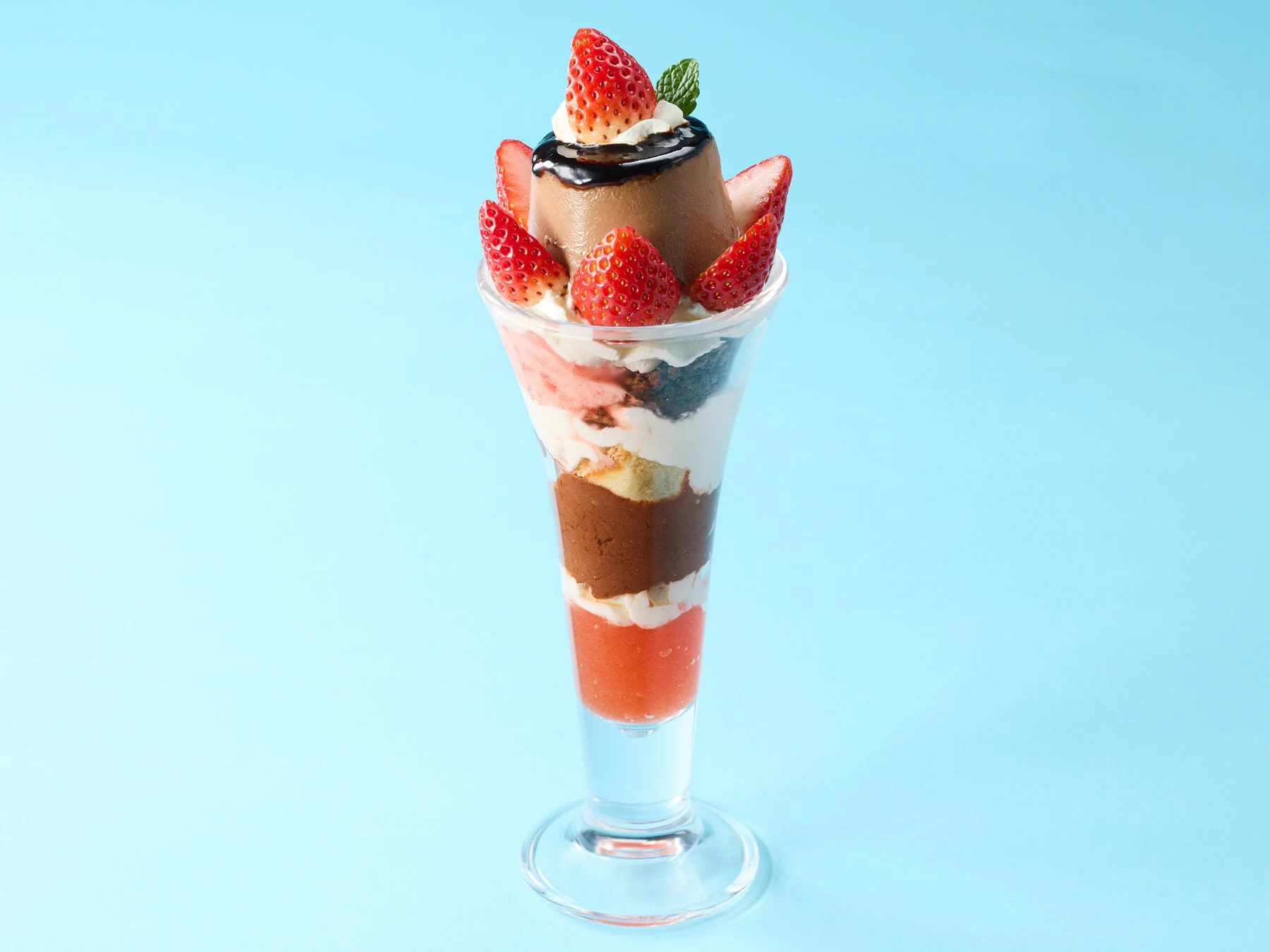 いちごとまるごとチョコプリンのパフェ。トップに大きなチョコプリンと苺が飾られている。