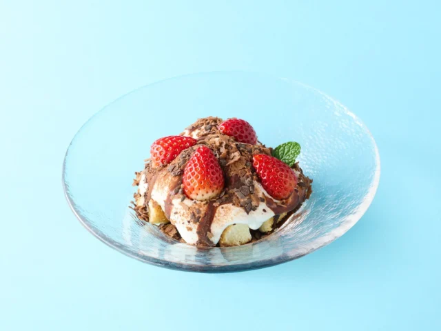 いちごとチョコのふわとろショートケーキ。ホイップと苺がたっぷり飾られている。