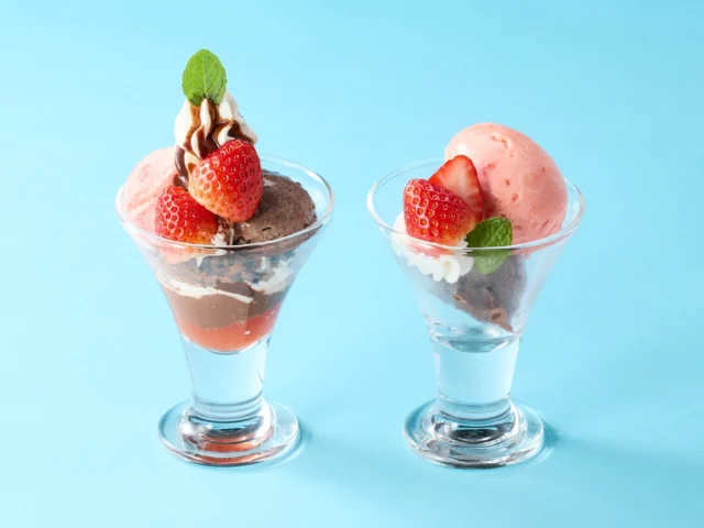 ミニ！いちごとチョコのパフェといちごシャーベット＆チョコアイス。