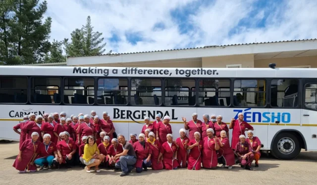 ゼンショーホールディングスのフェアトレード取り組みで導入された送迎バスと現地の人々。