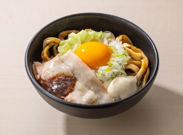 濃厚豚スープだしと絡める「背徳まぜそば」