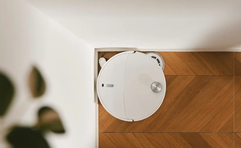 ロボロック Qrevo Curv 2 Proが部屋の隅を掃除する様子