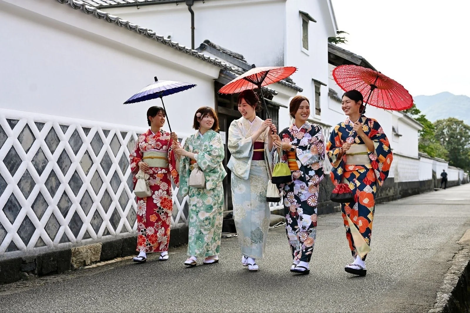江戸期の面影を残す山口県萩市の城下町を散策する人々