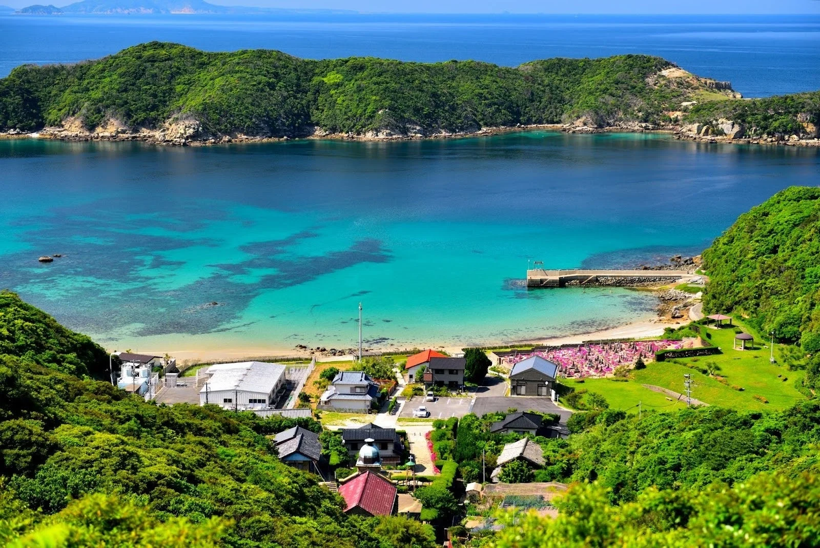 世界文化遺産・頭ヶ島の集落とエメラルドグリーンの海が広がる長崎県新上五島町