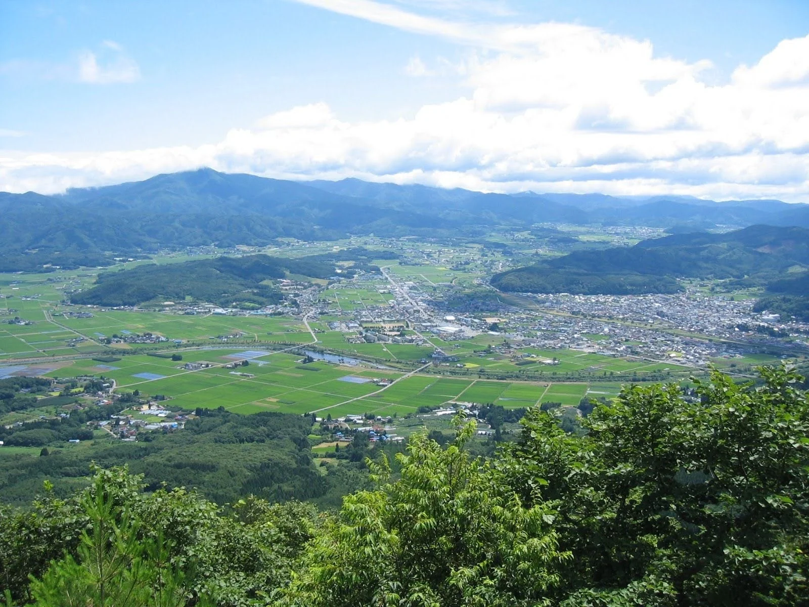 『遠野物語』の舞台、岩手県遠野市の山間の集落と田園風景