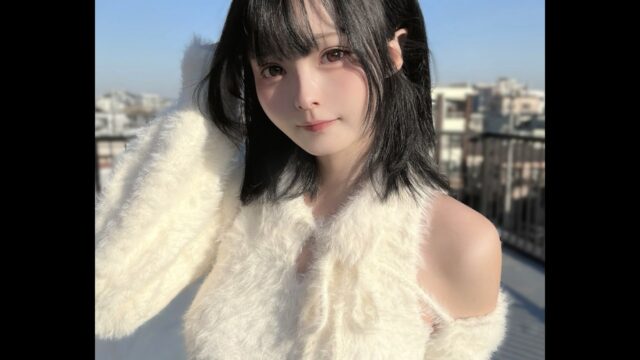 夕焼けに映える黒髪美女！　すずら、肩出しふわもこニットで黄昏の美しさを表現