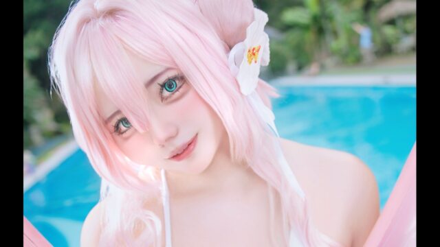 透明感あふれるプール姿！　猫目さゆ、『ブルーアーカイブ』水羽ミモリの水着コスプレを披露