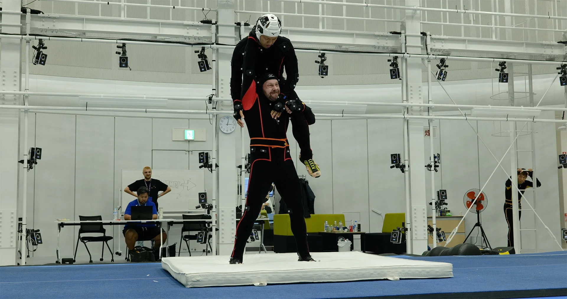 アレックスのモーションキャプチャを担当するプロレスラーのケニー・オメガ