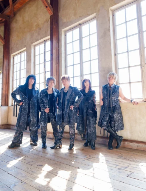 アレックスのテーマ曲を担当するJAM Projectのメンバー