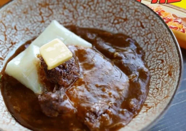 あんバターカレー。ゴーゴーカレーにお餅、あんこ、バターがトッピングされている