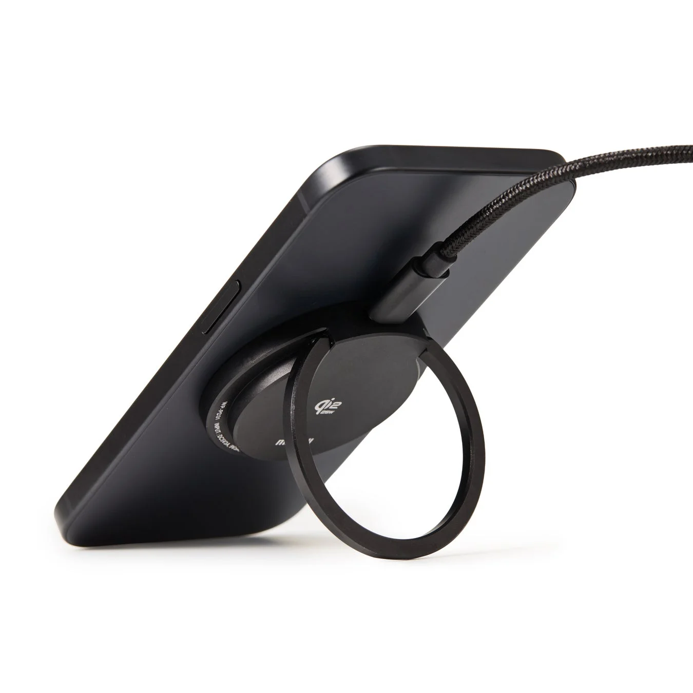 スマートフォンを縦置きして充電・視聴する「WP-PD31BK」の使用イメージ