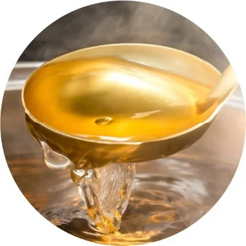 お玉で温かいだしをすくっている様子