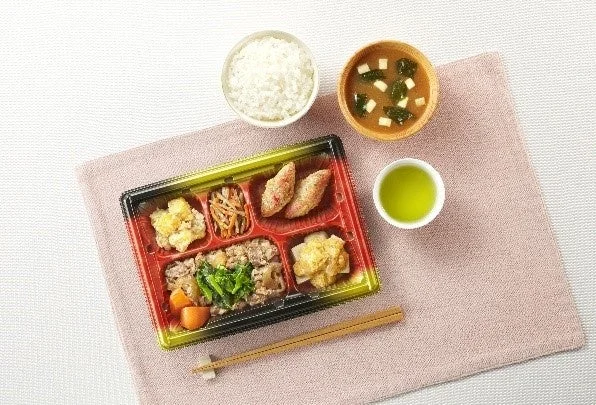 ご飯、味噌汁、お茶が添えられたワタミの宅食のお弁当