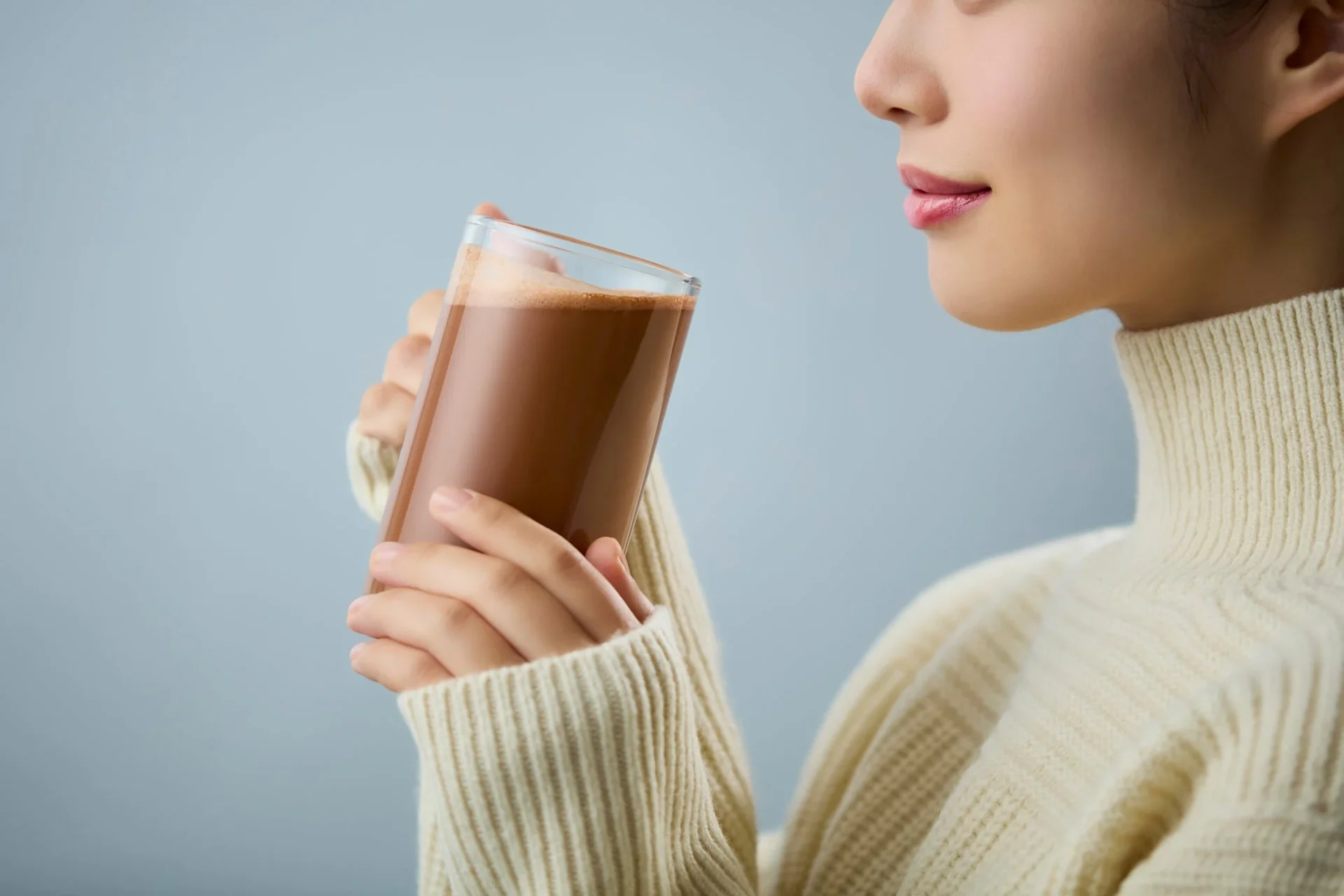 「meiji THE Cacao」のチョコドリンクを味わう女性