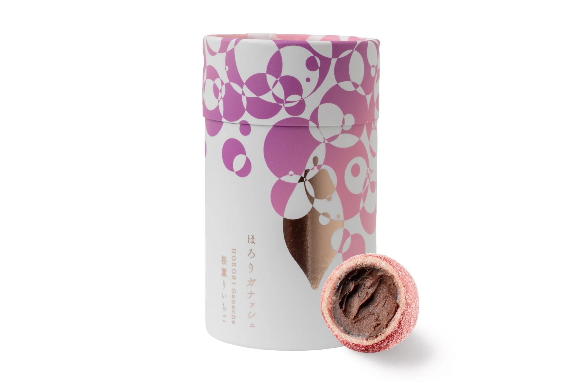 新食感の「ほろりガナッシュ<桜薫りいちご>」とパッケージ