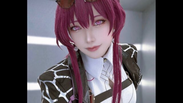 セクシーで美しい！　あかせあかり、『崩壊：スターレイル』カフカのコスプレ写真を公開