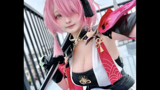 ピンク髪に黒リボンが映える！　すずら、『鳴潮』桃祈のセクシーなコスプレを披露