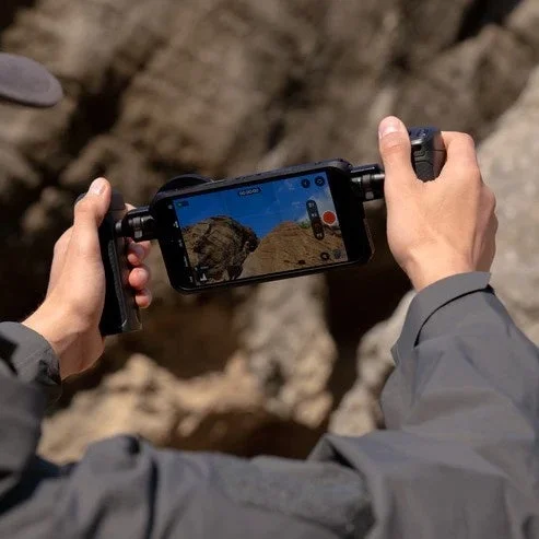 PGYTECH ProShot フォンケージ ビデオキットを両手で持ってiPhone 17 Proで撮影する様子