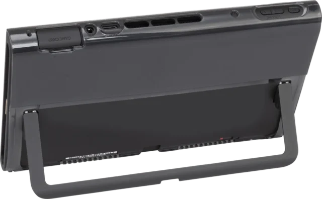 カバーを装着したままSwitch2のスタンドを使用している様子