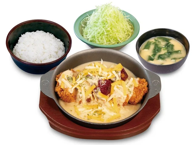 シュクメルリチキンかつ定食の料理全体