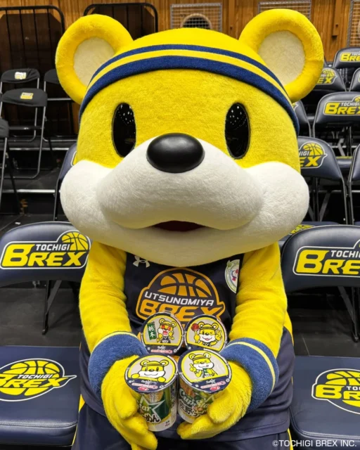 ブレックスのマスコットキャラクター、ブレッキーがカップスター佐野らーめんを持っている様子