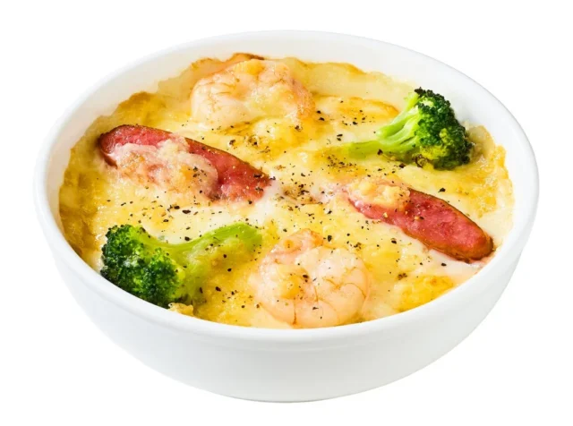 エビ、ソーセージ、ブロッコリーが乗った『北海道ラクレットチーズドリア』