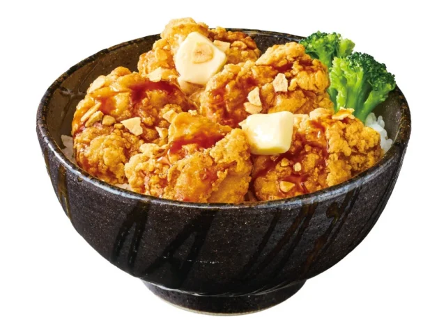 サクサクのからあげにフライドガーリックとバターが乗った『ガリバタからあげ丼』
