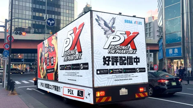 秋葉原の街を走行する「P5X」ラッピングトラック(後方)
