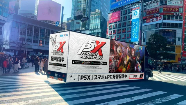 渋谷の街を走行する「P5X」ラッピングトラック(側面)
