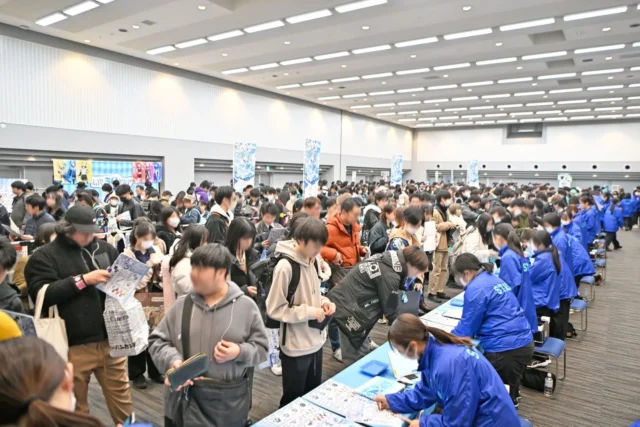 多くのファンで賑わう「初音ミク LAWSON 50th Anniversary Special LIVE」物販コーナー