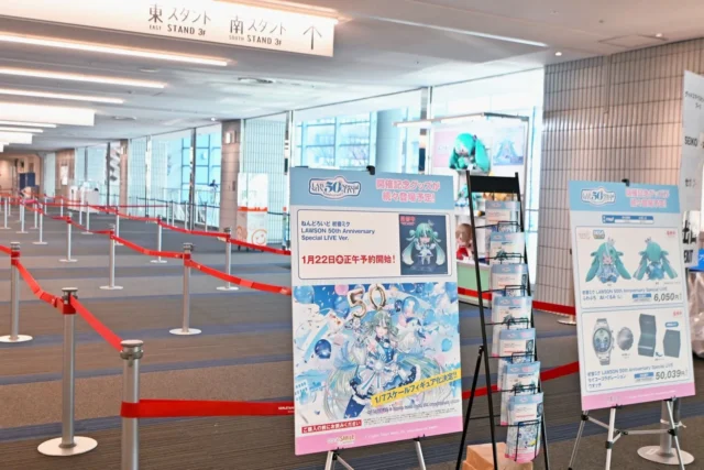 ライブ会場に出展されたブースの様子、グッズ販売や展示が確認できる