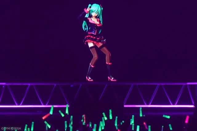 『Sweet Devil』を歌唱する初音ミク、可愛らしい衣装でステージに立つ