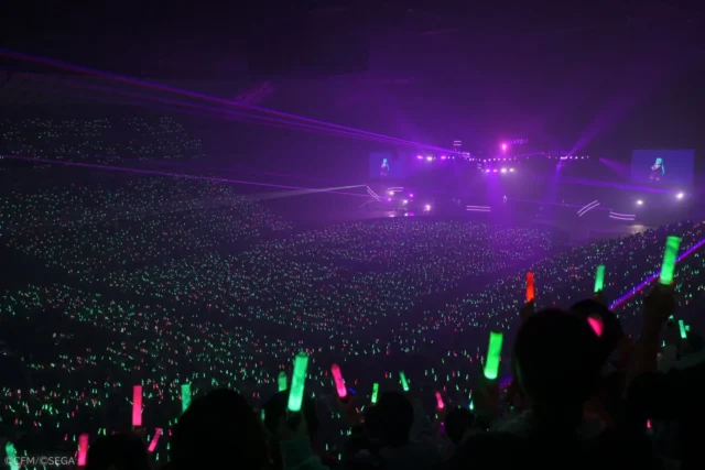 『Sweet Devil』披露時にペンライトで埋め尽くされた客席の様子