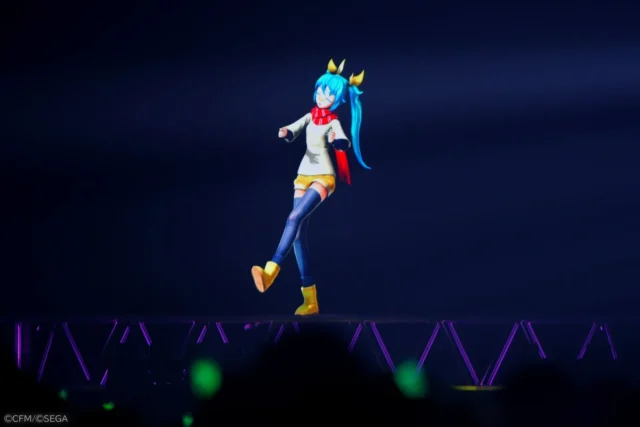 『ありふれたせかいせいふく』を歌唱する初音ミク、元気なポーズ