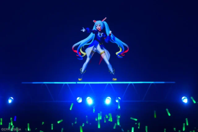 「ガンダム45周年×初音ミク」コラボ楽曲『アイドル戦士』を披露する初音ミク