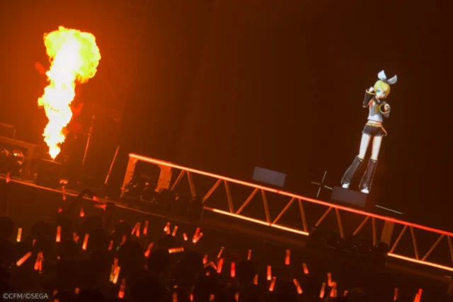 『ロストワンの号哭』を歌唱する鏡音リン、炎の演出