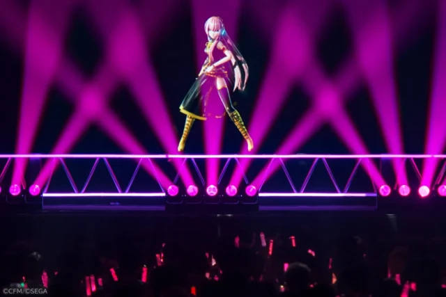 『ルカルカ★ナイトフィーバー』を歌唱する巡音ルカ、華やかなライト演出