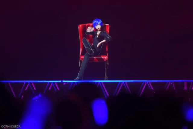 『Call!!』を歌唱するKAITO、椅子に座ってポーズ